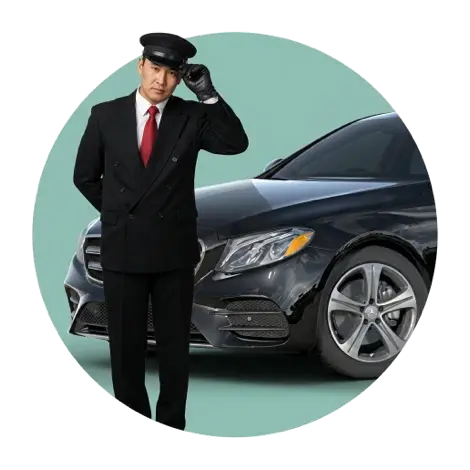 Водитель агентства подбора персонала возле машины